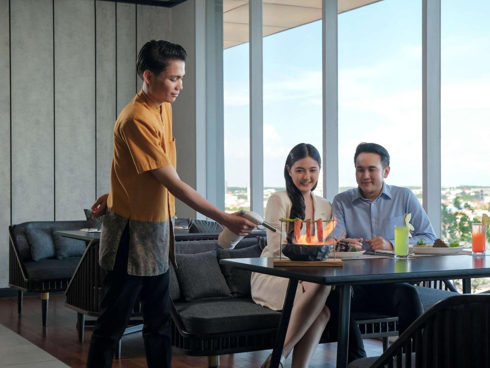 Movenpick Surabaya City Exterior foto