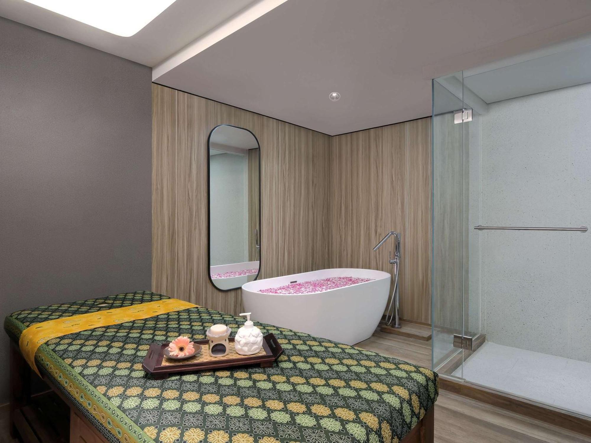 Movenpick Surabaya City Exterior foto