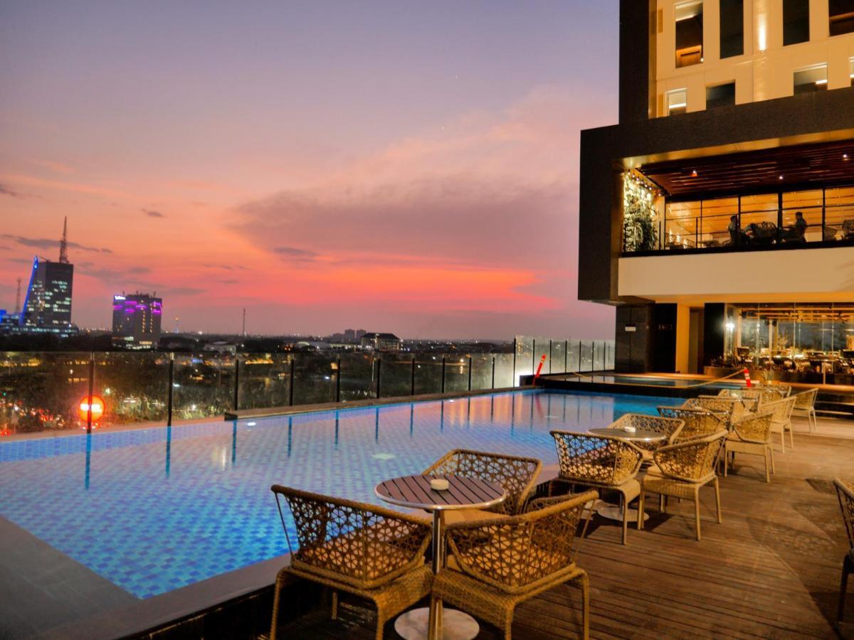 Movenpick Surabaya City Exterior foto