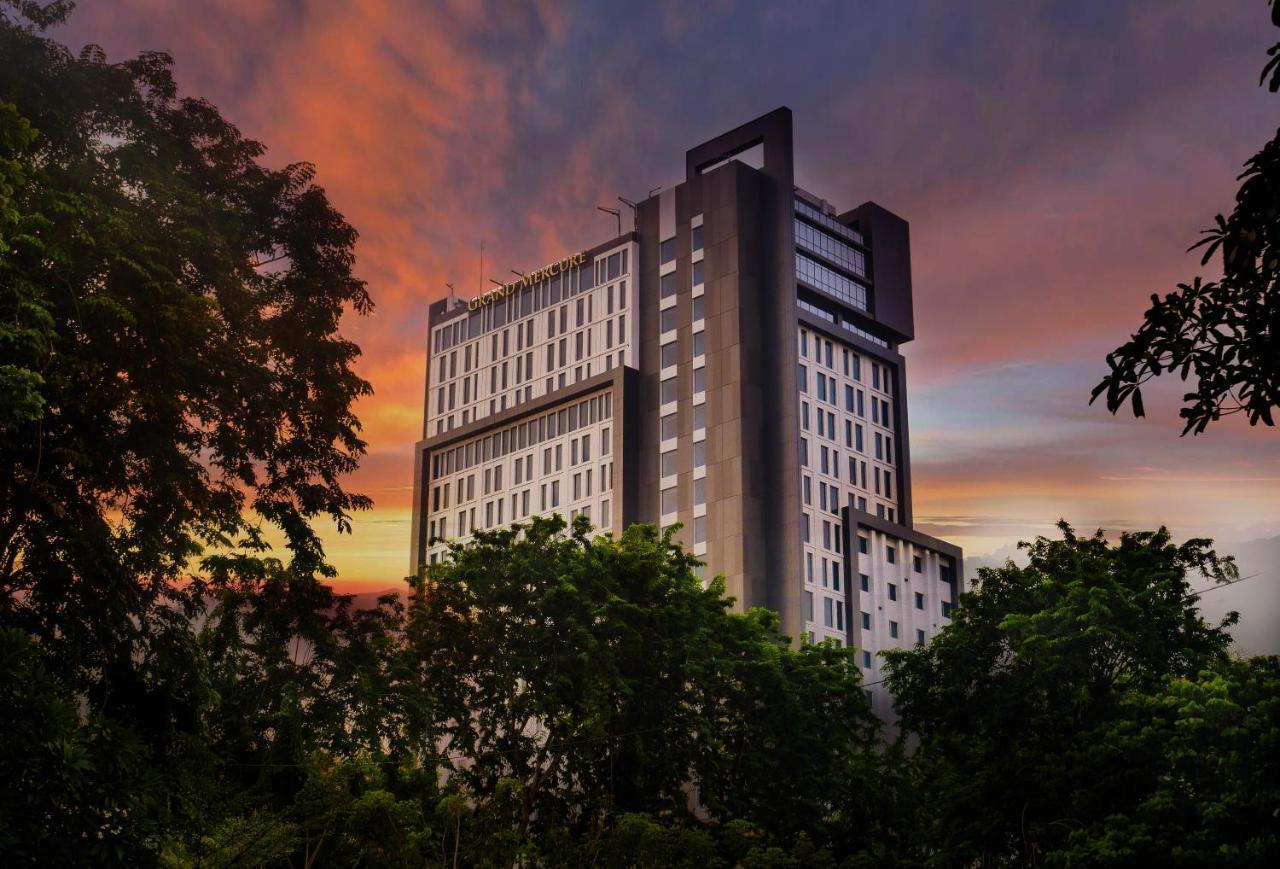 Movenpick Surabaya City Exterior foto